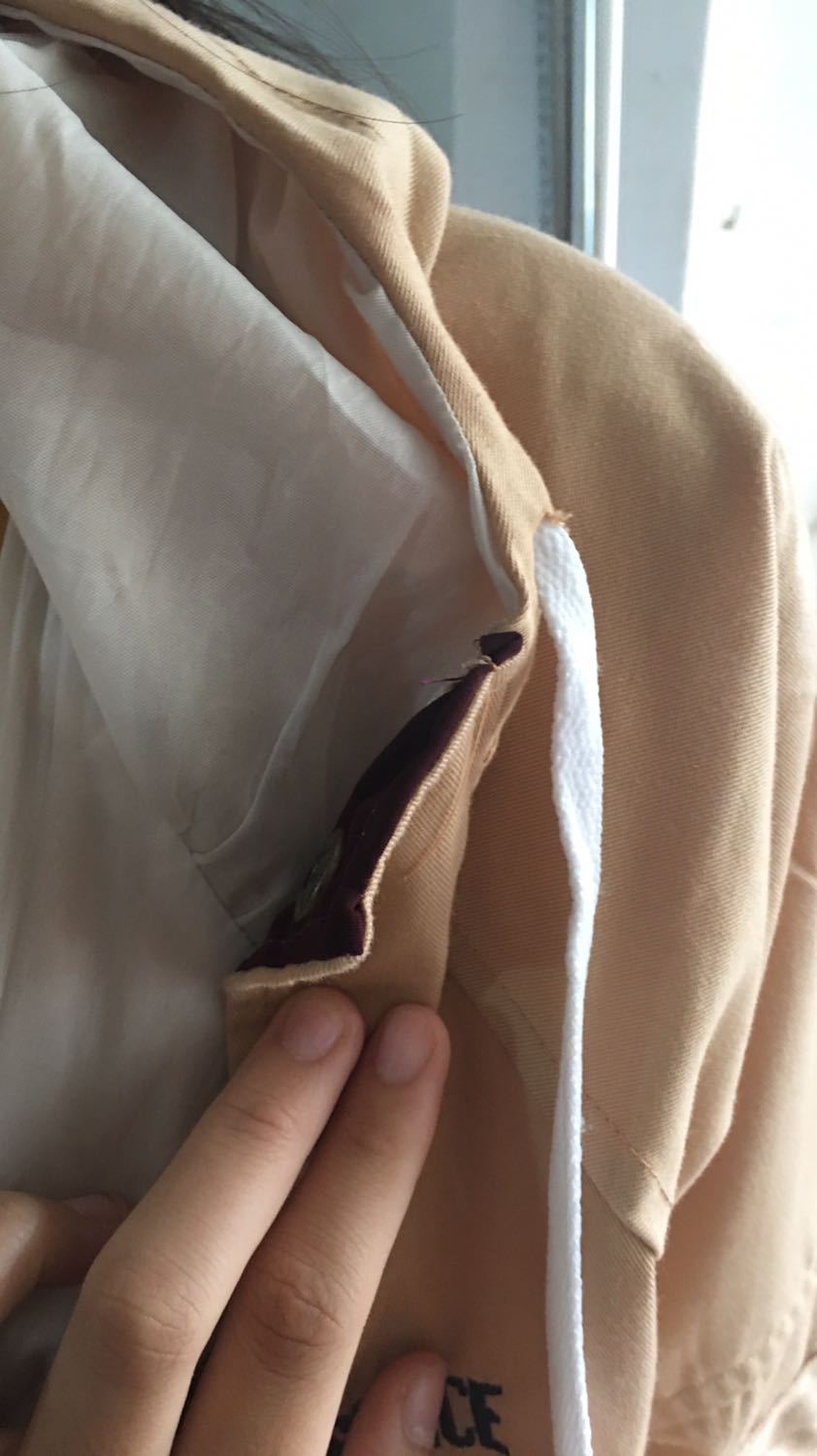 Túi trái thiếu nút bấm; chỉ thừa nhiều; ko đẹp như trong hình. Với giá như vậy thì cũng tạm đươc