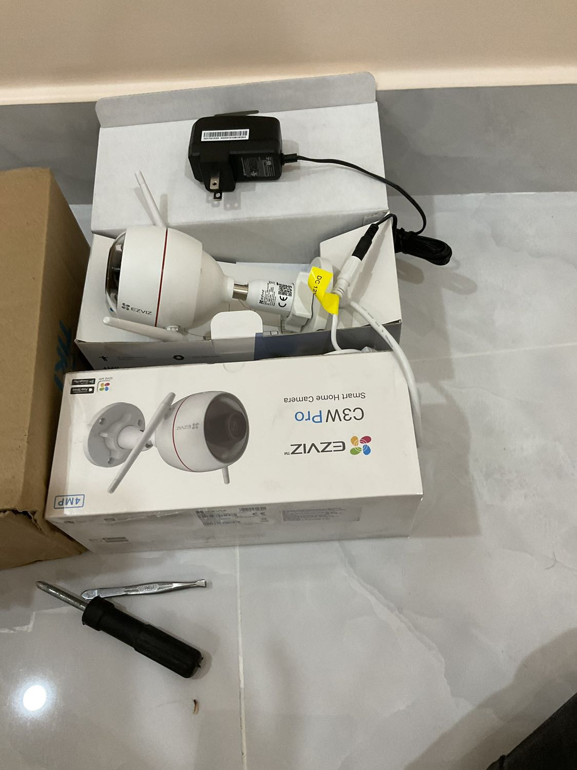 Về mở hộp ra thì thấy thiếu thẻ nhớ. Mình mua 2 bộ. Mà giờ phải chờ tiki giải quyết với các bên liên quan gì đó mới phản hồi lại. 1 tuần rồi vẫn chờ. Mong tiki giải quyết nhanh giúp ạ.