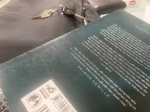 Sách bẩn, bị trầy nhìn như sách cũ