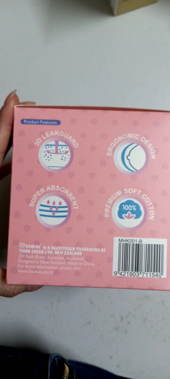 Mình đang dùng miếng lót thấm sữa, vào thấy miếng lót hứng silicone nên đặt thử 1c dùng thử xem thế nào. Cảm nhận ban đầu thấy khá mềm, hộp đựng nhìn cũng khá xịn. Mình sẽ dùng nếu phù hợp sẽ mua nốt cái bên còn lại :') :')