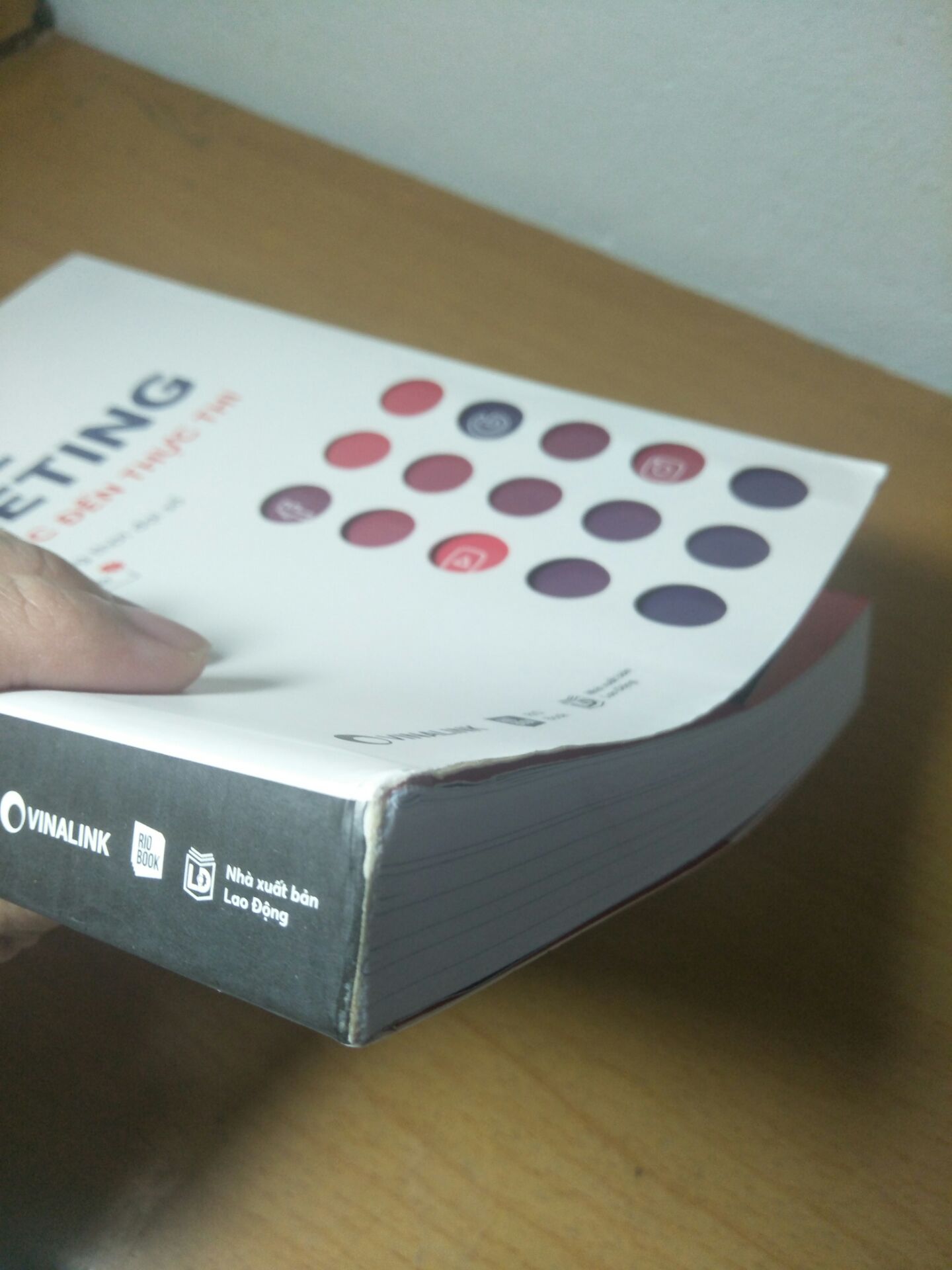Khá thất vọng về đợt giao hàng lần này của Tiki, do tình hình dịch bệnh diễn biến phức tạp nên hoàn toàn thông cảm việc giao hàng trễ. Sách được đóng gói cẩn thận nhưng khi khui ra thì thấy sách bị gấp nếp, bong chóc nhiều, bìa sách hơi ố. Bên trong sách thì mới.