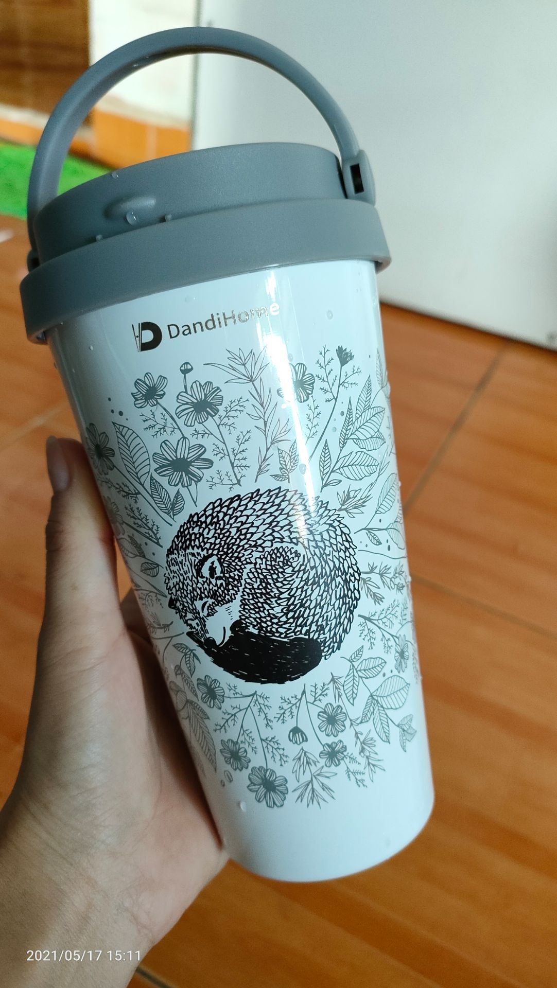 Thực sự rất đẹp luôn. Sản phẩm y như mô tả. Kích cỡ vừa phải, đủ cầm tay sang chảnh. À, nơi cắm ống hút nhỏ, không thể dùng ống hút inox được, bạn nào định mua lưu ý xíu vậy. Với mình thì sản phẩm quá tuyệt vời, xứng đáng đồng tiền!