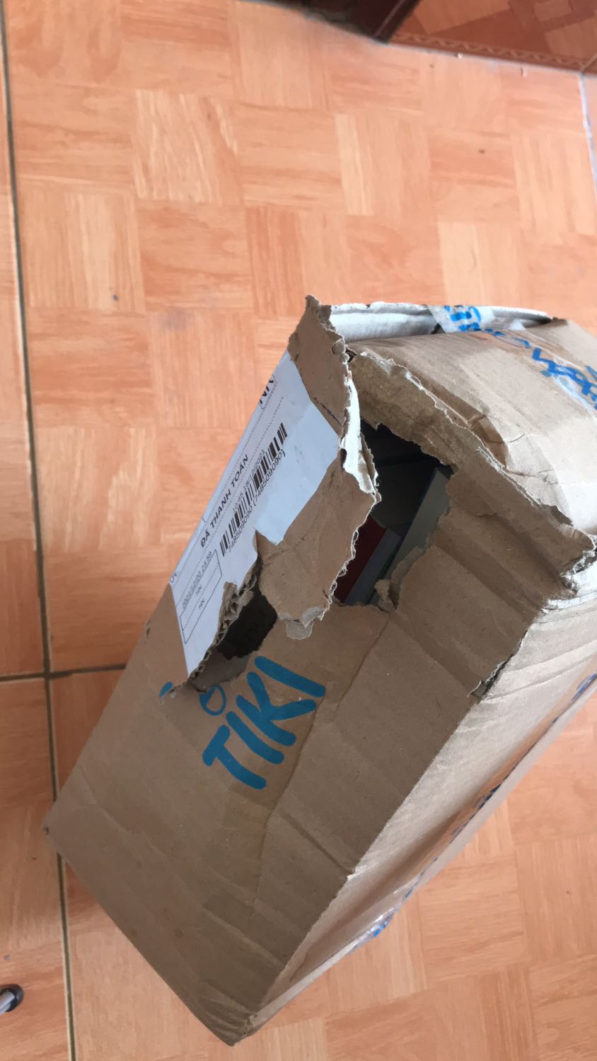 Mình luôn đánh giá cao về tốc độ giao hàng của tiki, nhưng mà tốc độ giao hàng nhanh lại đi kèm với đóng hàng cẩu thả thì thôi không cần đâu nhá. Gói hàng của mình có 8 quyển sách, 2 đồ khuyến mại được ném tùy tiện vào trong 1 cái hộp, không có bọc chống sốc. Hộp hàng giao tới tay mình thì bị thủng 1 lỗ to, không biết là do quá trình vận chuyển bị va đập hay có người cố tình cạy ra (đơn giá trị cao lại được thanh toán trước rồi nên muốn tráo hàng hay gì??). 1 trong 2 món hàng khuyến mại thì không thấy đâu, không biết là do bị rơi từ cái lỗ kia hay là đóng thiếu hàng nữa. Tóm lại là lần đặt hàng này tại tiki khiến mình rất thất vọng. Mình luôn đánh giá cao về tốc độ giao hàng của tiki, nhưng mà tốc độ giao hàng nhanh lại đi kèm với đóng hàng cẩu thả thì thôi không cần đâu nhá. Gói hàng của mình có 8 quyển sách, 2 đồ khuyến mại được ném tùy tiện vào trong 1 cái hộp, không có bọc chống sốc. Hộp hàng giao tới tay mình thì bị thủng 1 lỗ to, không biết là do quá trình vận chuyển bị va đập hay có người cố tình cạy ra (đơn giá trị cao lại được thanh toán trước rồi nên muốn tráo hàng hay gì??). 1 trong 2 món hàng khuyến mại thì không thấy đâu, không biết là do bị rơi từ cái lỗ kia hay là đóng thiếu hàng nữa. Tóm lại là lần đặt hàng này tại tiki khiến mình rất thất vọng.