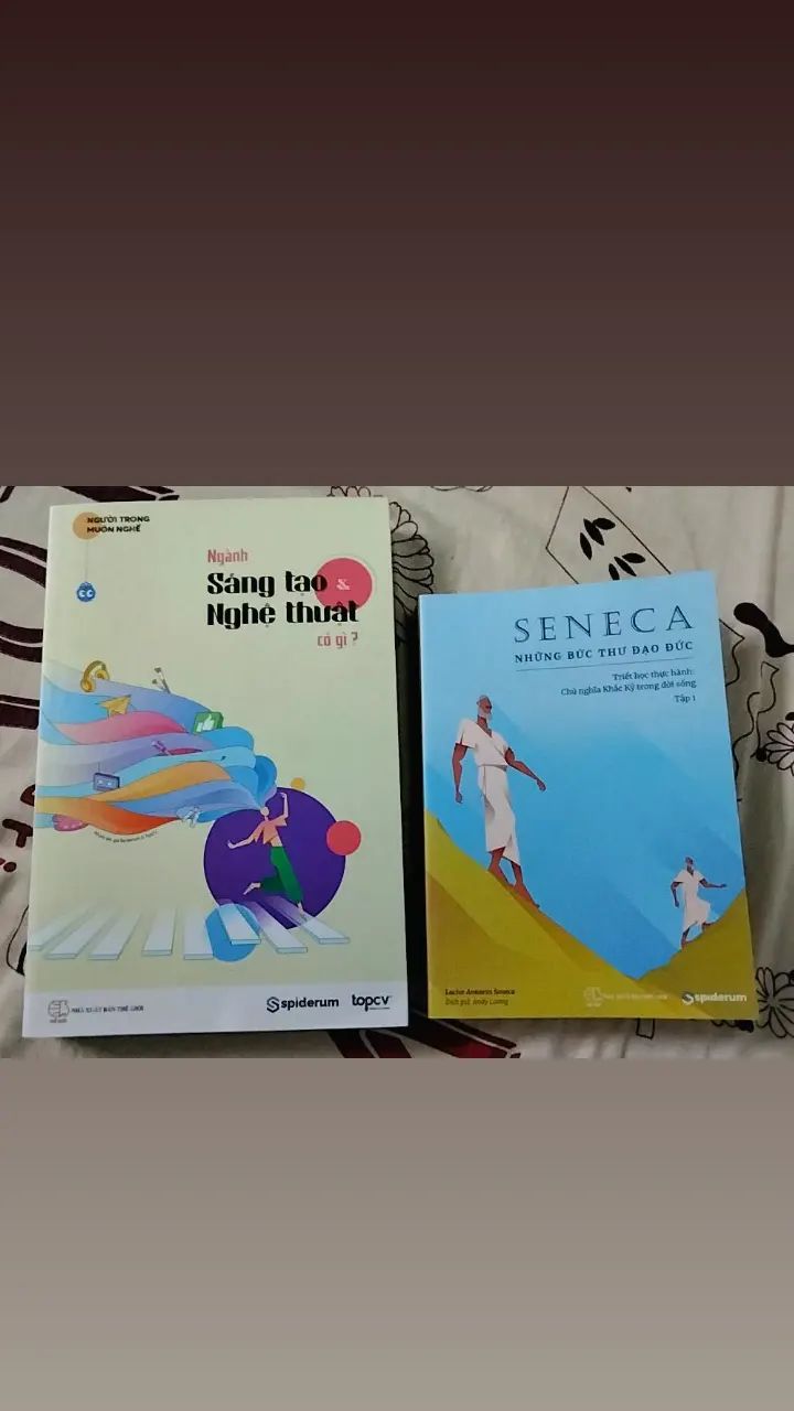 đóng gói sơ sài . chỉ bỏ mỗi sách với hộp giấy . lúc nhận hộp giấy gần nát , sắp bung hết ra ngoài . giao trễ hẹn . sách khá bụi nhìn như sách cũ . chụp lên thấy màu tươi v chứ ở ngoài nhìn sách cũ . này do đóng gói hàng ko cẩn thận ko bọc chống sốc