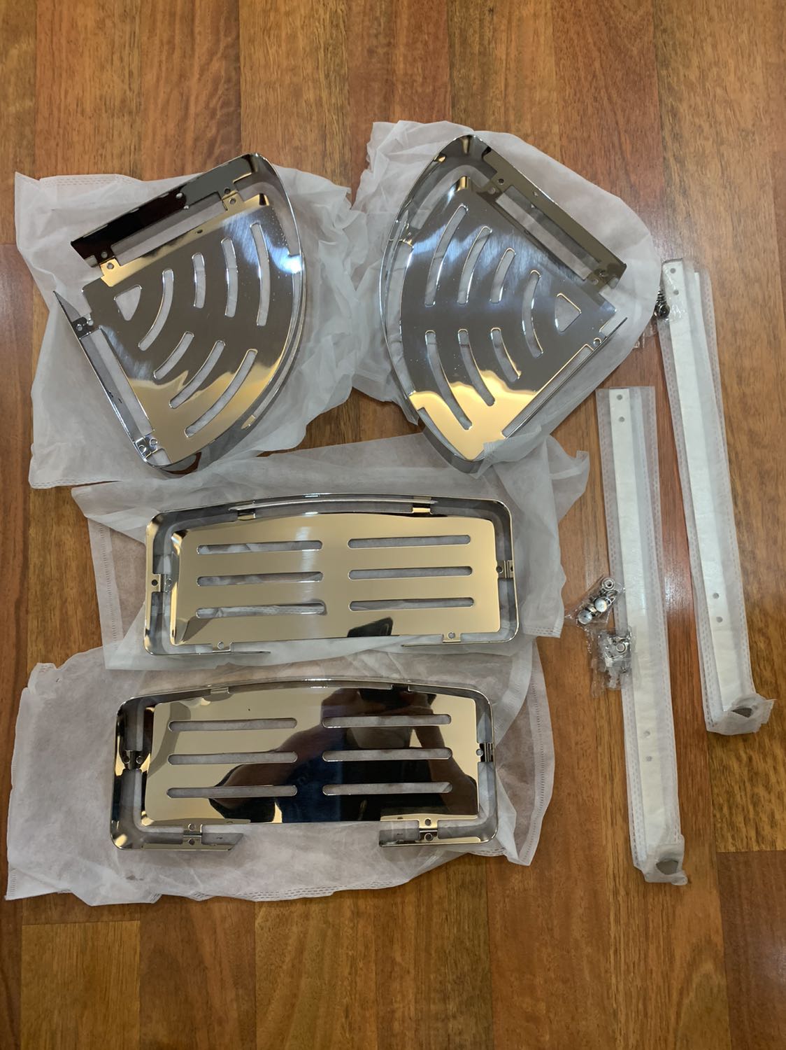 Kệ chất lượng dày dặn inox sáng bóng.