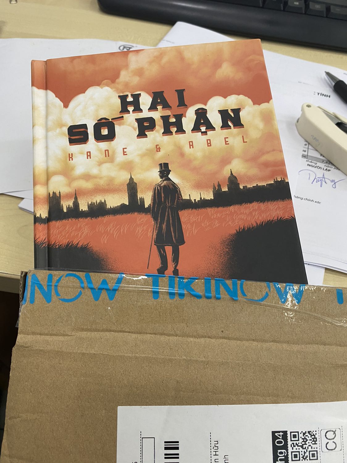 Mua để tặng nên hình ảnh hong có liên quan tí nào hết :”P
Cơ mà về độ gói và giao hàng thì NHbook rất là cẩn thận, giao nhanh, gói hàng cẩn thận.
Về sách thì 2 cuốn này thiên về tâm linh nhưng được viết bởi một nhà khoa học. Mình thì thấy khá thú vị nên cũng đang đọc, xong có chị bạn thích cuốn “Kiếp nào ta cũng tìm thấy nhau” nên book combo này luôn.