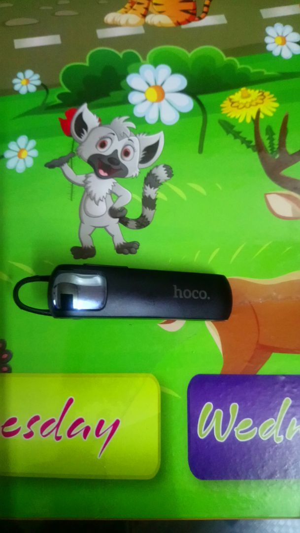 Tay nghe Bluetooth hoco E. 37 xai rất ok, nhưng sáng nay nó bị gãy cái móc chỗ vành tay, vậy shop có bán cái móc màu đen không, nếu có hãy bán cho tôi, để tôi khỏi phải mua cái khác, hãy trả lời sớm cho tôi biết.