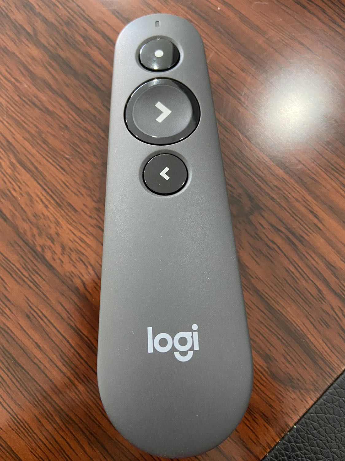 Chất liệu nhựa tốt, cầm vừa tay, sử dụng đơn giản. Độ bền thì chờ thời gian nhưng hàng Logi chính hãng thì chắc ok rồi