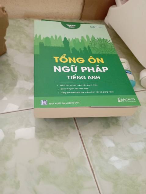 Shop gói hàng không kĩ, không có bọc chống shock, nếu không có thì mình nghĩ cũng nên gói nilon lại chứ mưa thì ướt hết sách
Bên vận chuyển ẩu, nhìn cái hộp bị ọp ẹp hết, rách to thấy được cả bên trong
Sách chưa hư hại gì, sách đẹp
