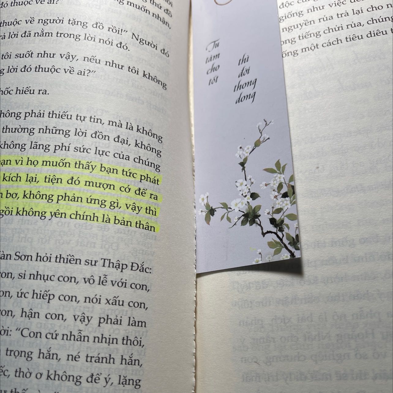 Sách đọc được tầm 1 tháng thì bị bung gáy rách,giấy bị bong. Nội dung sách thì rất hay và thú vị, in cũng rõ nét giấy đẹp, mỗi tội phần gáy sách dán keo chán quá. Mình k thể đổi trả vì mình đọc cũng khá chậm, thứ 2 là sau 1 thời gian lật sách mới bị bong vậy nên chắc hết hạn đổi trả. Một phần nữa mình nghĩ lỗi do nhà in đóng sách ẩu nữa.