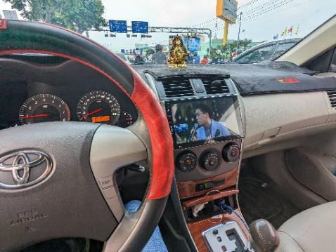 Chất liệu chắc chắn, để vừa chỗ để ly. Nên có để sạch không khí lọc mùi trong xe