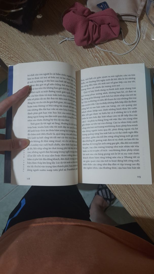 sách mới, đẹp, giao hàng nhanh đúng hẹn. Sách khá nhỏ, cầm vừa tay, mong nội dung oke, bìa thì đẹp rồi, lại kèm book mark nữa