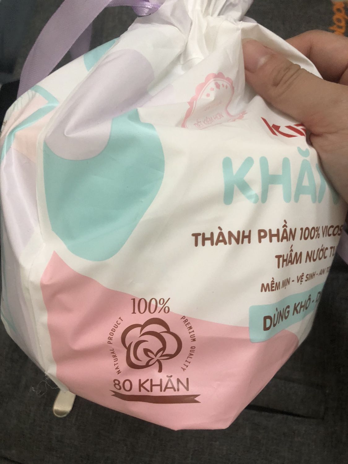 Shop chuẩn bị và giao hàng rất nhanh. Khăn mềm, không có xơ bụi vải, mình có cắt nhỏ làm bông tẩy trang vô cùng tiện lợi