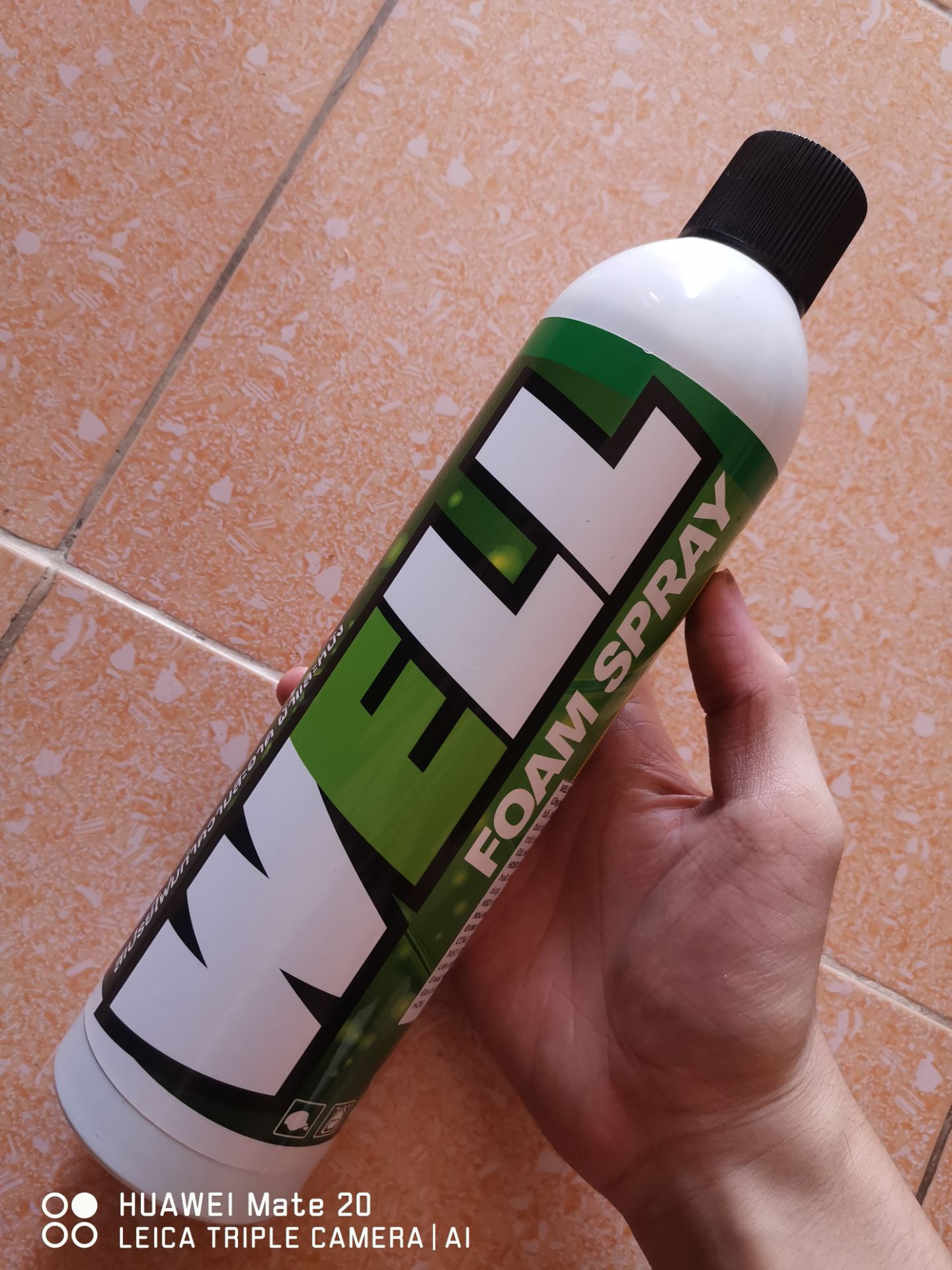 thiếu cái nắp đen bự ,  mình mới xịt lên nón bảo hiểm, có mùi có bọt mau tan ,  do tui xịt hơi nhiều hay sao nên nó hơi ướt giờ đang phơi khô,  nói chung là là cũng hiệu quả,  lúc lau ra nhiều cái dơ lắm lau nhiều lần đến khi nó bớt ố thì ok rồi đem đi phơi.