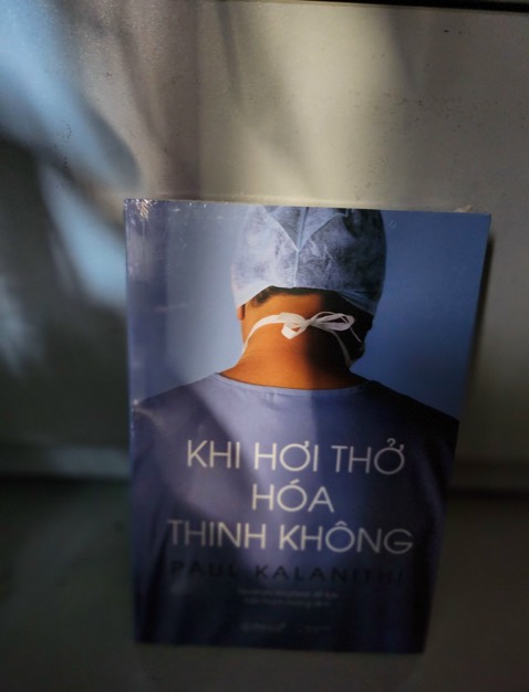 Sách bọc seal rất mới nhưng bên trong thiếu tận 16 trang, đang đọc hay quá trời làm tụng mood ghê luôn á Tiki ơi, giờ kiếm đâu mấy trang này để đọc đây