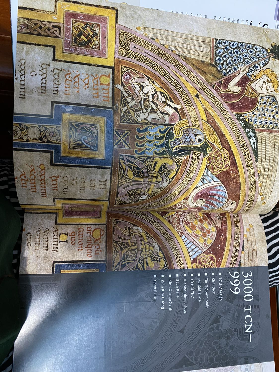 Sách rất rất đẹp ạ. Mới đầu mình lo sách bọc không cẩn thận sẽ bị méo mó nhưng quyển của mình được tiki giao trong tình trạng perfect luôn. Có điều sách to và nặng nên gáy sách hơi lỏng lẻo, mình nghĩ không giở nhẹ nhàng cẩn thận trang sách bị rời ra mất.