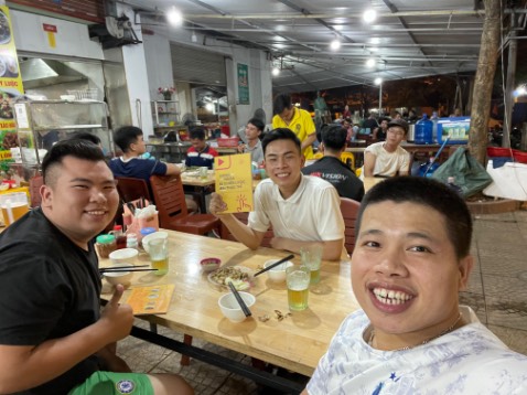 Tôi đọc cả buổi sáng hết luôn cuốn sách. Thực chiến và tôi nhận ra rằng tôi cần cải tiến 3 điều: bối cảnh, content mới và xác định được đích đến xa của mục tiêu làm kênh.