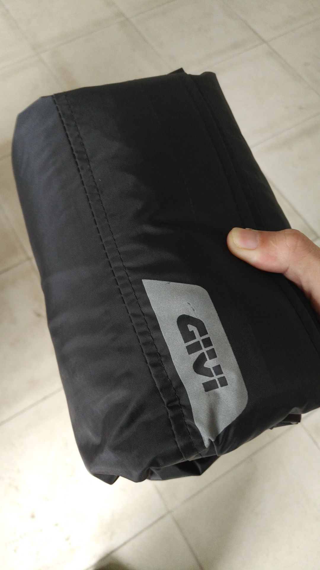 bỏ vừa cốp xe, áo mưa này không có mũ, mình dùng nón 3/4 nên nước mưa không chảy vào cổ, áo mưa ấm, mặc tốt, độ bền thì chờ thời gian