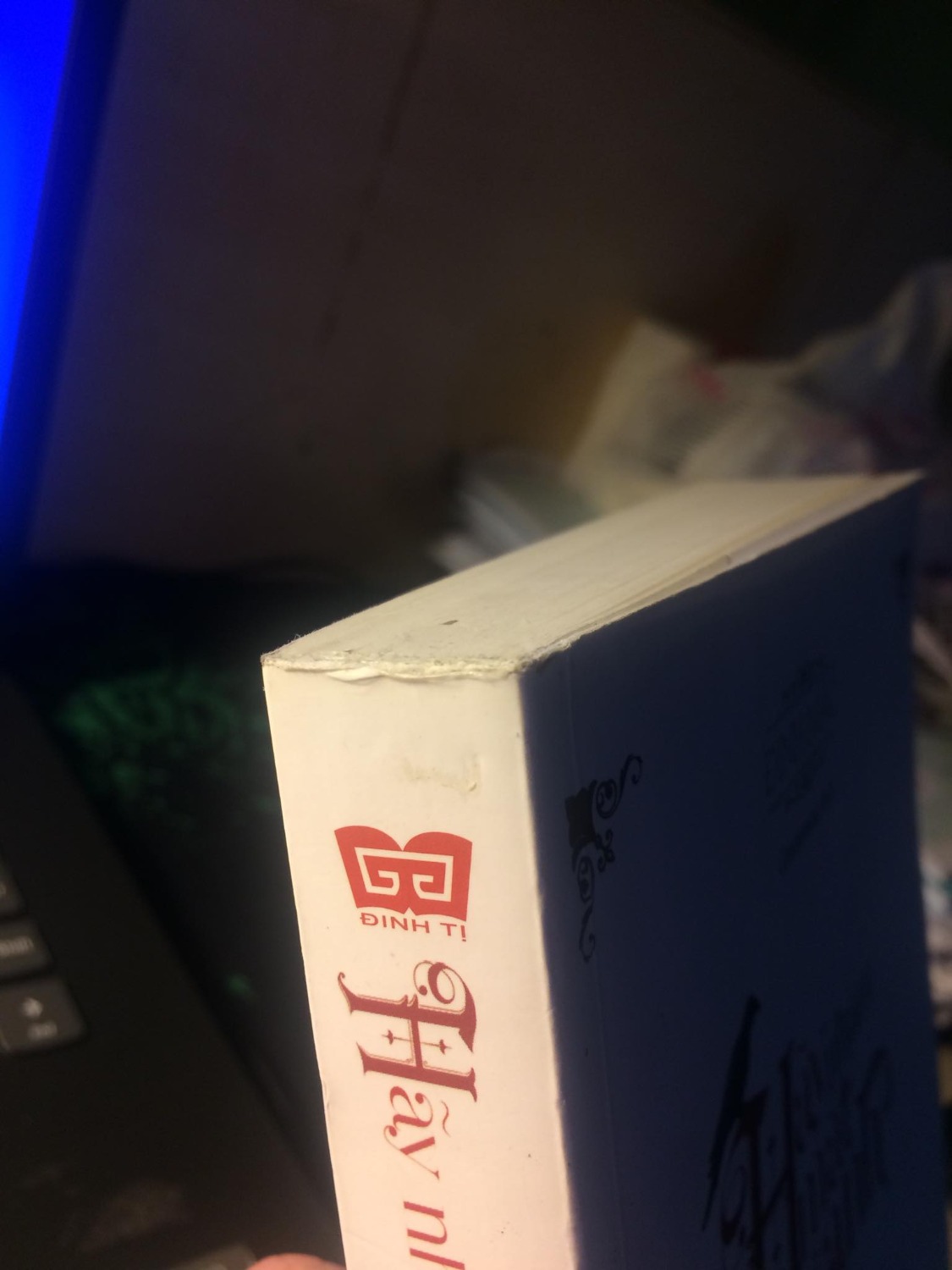 Đặt mua cả hai cuốn tập 1 và 2 thì cả hai cuốn nhìn như cuốn truyện cũ được mua lại từ chợ sách cũ vậy, xước, bẩn, đầy vết tay bẩn bám vào. Trong không giống được mua từ Tiki tý nào cả, mình thực sự thất vọng, buồn khi đã đặt niềm tin và tin tưởng Tiki nhiều đến thế. Có cảm giác như mình bị *** vậy