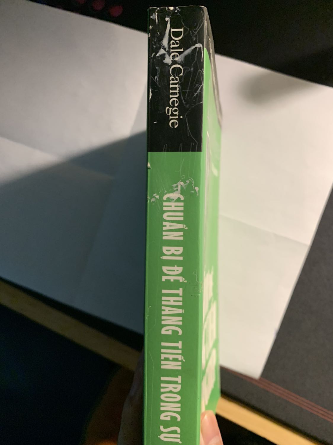 Lần đầu mua sách tiki mà bị vấn đề như vầy:
Bìa thì nhăn, cũ, bên lề thì bạt màu, trang sách thì va chạm hư tổn nhìn quyển sách không có cảm hứng đọc ạ. Tiki có hỗ trợ đổi lại không ạ? Không thì sau này e dừng đặt trên này rồi.