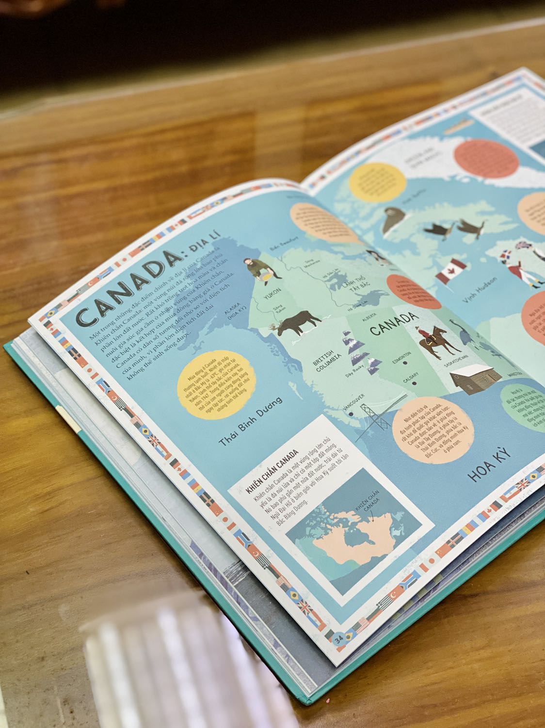 Điểm cộng
+ Tiki giao hàng đúng lịch hẹn. 
+ Sách bìa cứng, khổ lớn, in màu toàn bộ, hình ảnh đẹp, chất lượng giấy tốt, chữ to & rõ. 
Điểm trừ 
- Tiki đóng gói quá cẩu thả, hộp to hơn sách mà không hề có giấy chèn. Trong quá trình vận chuyển hộp còn bị đè bẹp.
- Sách không được bọc màng co nên các góc đều bị móp, một số chỗ bị trầy nhẹ & dính bẩn. Nhìn quyển sách mua hơn 180k mà đóng gói & vận chuyển như vậy mình khó chịu thật sự nên chỉ cho 4 sao thôi.