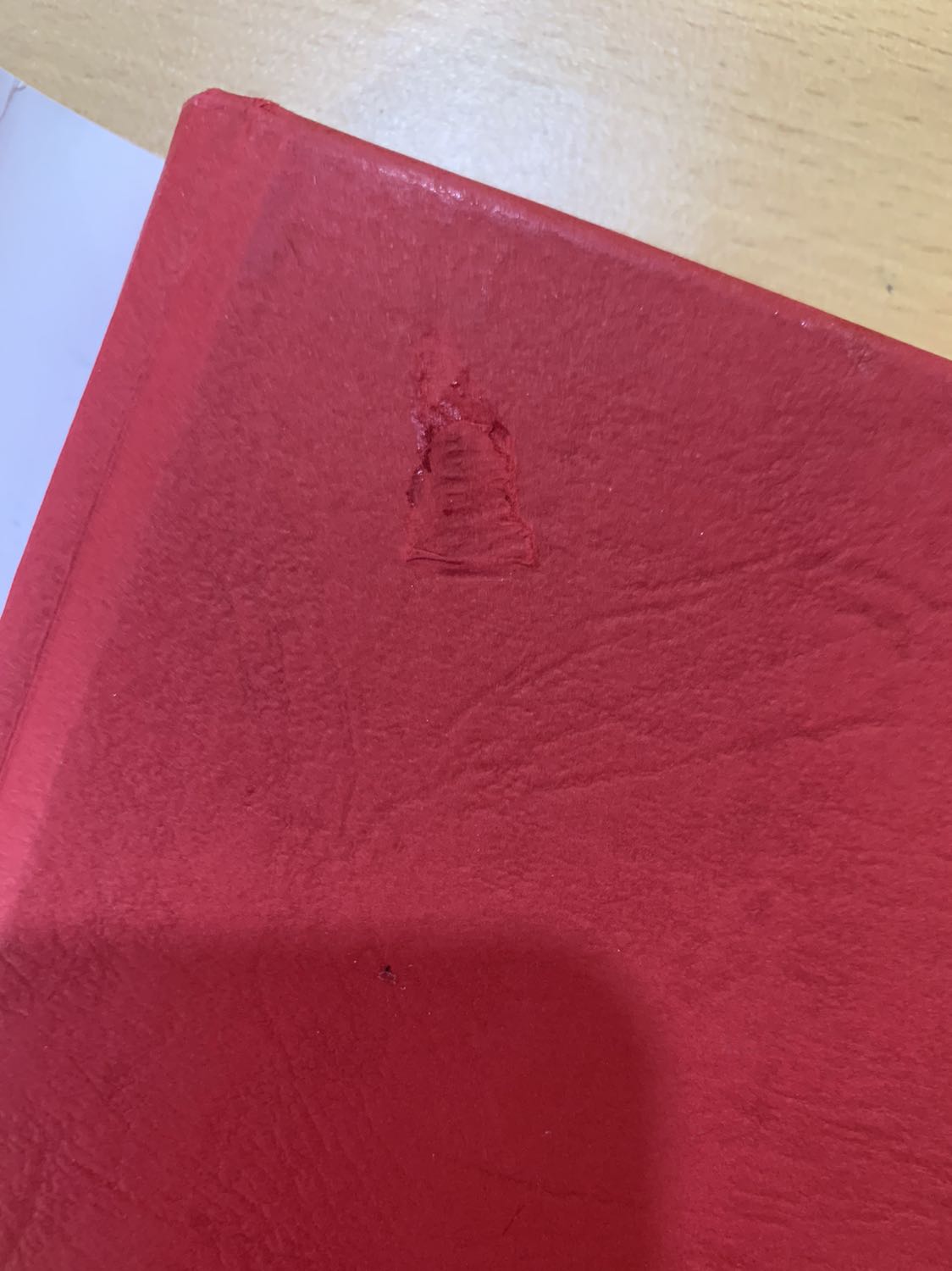 Sách xịn lắm nha dù có một chút lỗi ở phần bìa đỏ, tranh đẹp giấy chất lượng, mình lật thử đọc vài trang thì chưa bị hiện tượng bung giấy như các feedback khác, hi vọng đọc đến cuối vẫn ổn 🥲