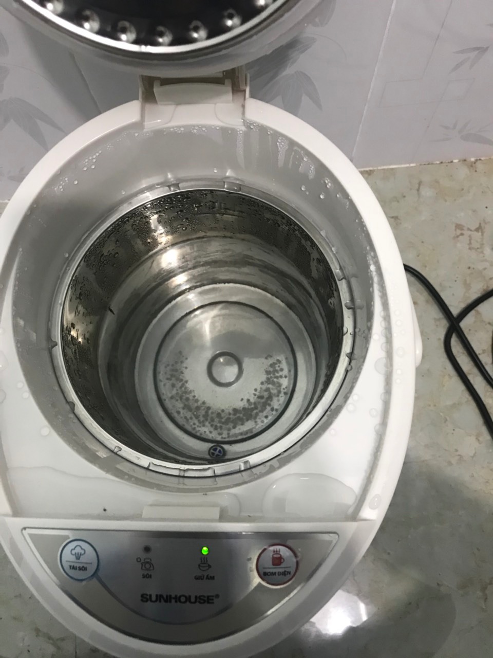 Mình thuỷ điện Sunhouse này nhìn rất đẹp,chất liệu nhựa tốt,lòng đựng nước ở trong bằng INOX 304,cột báo mực nước phía trước có đèn dễ quan sát vào ban đêm xem coi có còn nước hay không...Mong là Sunhouse sẽ sản xuất thêm những thiết bị điện chất lượng như thế nữa.