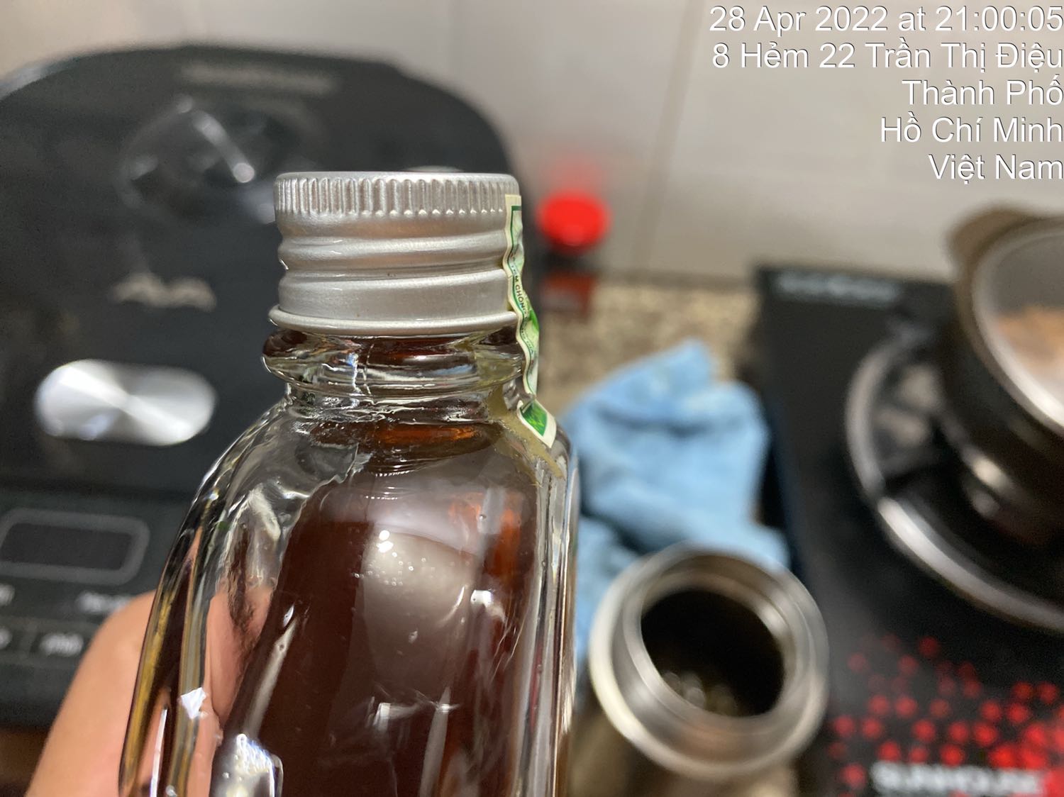 Nắp đã có dấu hiệu tháo rồi đổ ra ngoài màng bọc bảo vệ