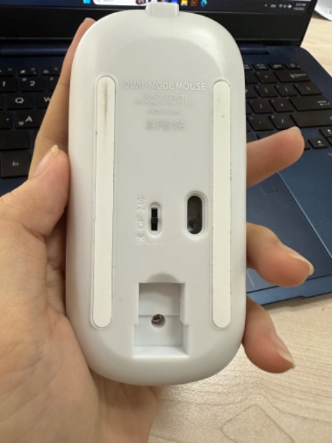 Mình nhận dc sản phẩm là hàng cũ đã qua sử dụng. Có vết xước và vết bẩn.