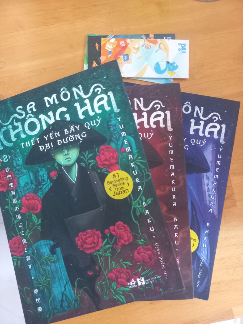 Giao hàng siêu nhanh luôn, sớm hơn dự kiến  🤗 sách hơi bụi và bị tróc bao bì ra, nhưng sách cũng nhìn khá mới. Bookmark và móc khóa tặng thêm đẹp nhưng hơi cũ. Yêu Nhã Nam 🥰