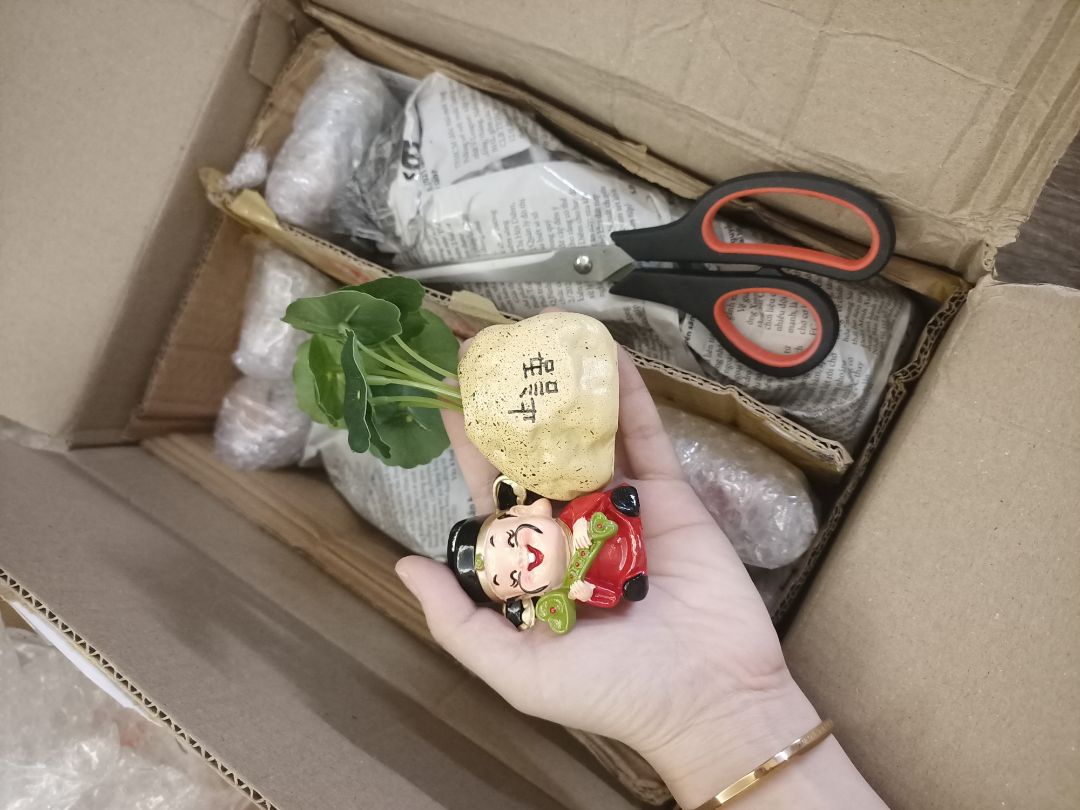 đóng gói cẩn thẩn , rất kỹ . tượng đẹp rất đáng đồng tiền. đóng gói cẩn thẩn , rất kỹ . tượng đẹp rất đáng đồng tiền.