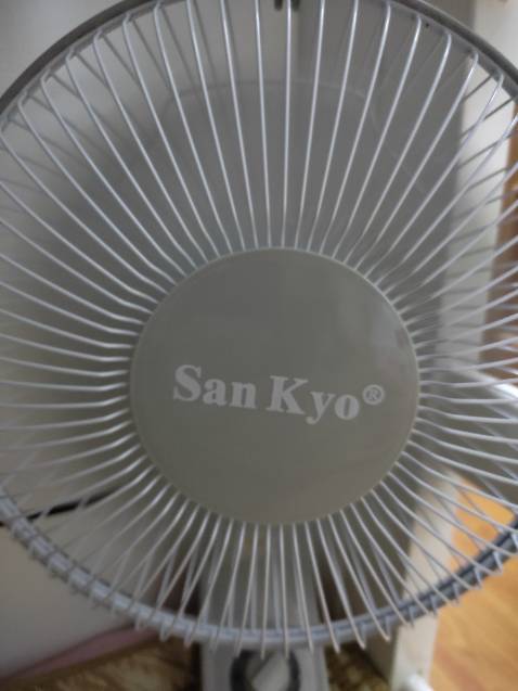 Động cơ chưa êm lắm. Quạt 24W nên khá mát. Treo tường nên gọn gàng và tiện lợi, tiết kiệm không gian. Số 1, 2, 3 không chênh nhau lắm, cảm giác không mát hơn rõ rệt.