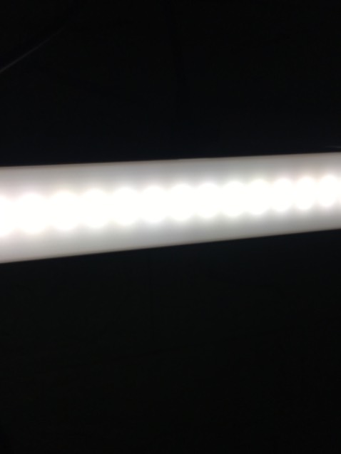 Người ta đặt đèn ánh sáng màu trắng 
Mà lại giao hàng ánh sáng màu vàng..?