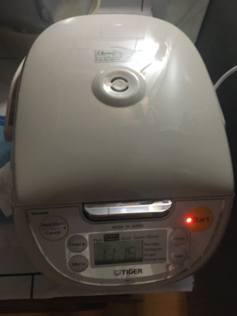 Cơm chín đều, rất ngon nhé , chỉ hơi bất tiện lúc mở nắp Nồi cơm điện thì hơi nước đóng trên nắp chảy xuống bệ nồi không có đường thoát nên trào xuống lòng nồi.