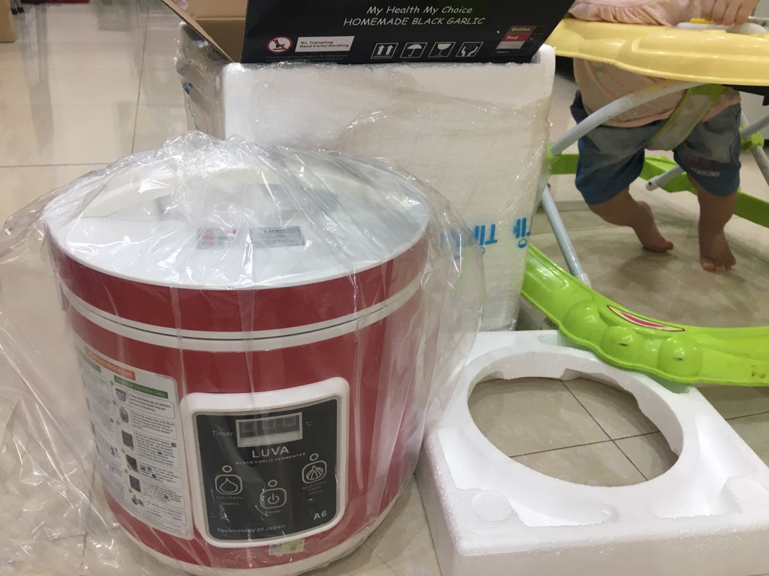 Tiki giao hàng nhanh, trên hệ thống còn đang báo giao mà đã nhận được hàng
Hàng đóng gói cẩn thận, đẹp
Máy làm tỏi đen luva a6 xịn, đẹp 
Cảm thấy hài lòng. 
Sẽ ủng hộ tiki và shop