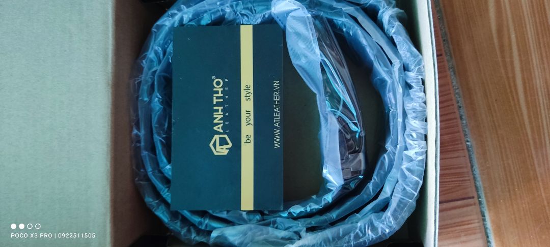 Phong cách làm việc chuyên nghiệp của TiKi cx như của nhà bán hàng
Gói hàng chu đáo ,tỉ mỉ ,sản phẩm đẹp lắm ,da sử lý tốt nhìn chắc chắn .
Săn đc sale nên giá khá tốt .
Góp ý nhà sản xuất phần gân khoá chỗ dây nên làm dài ra xíu đỡ phải cắt