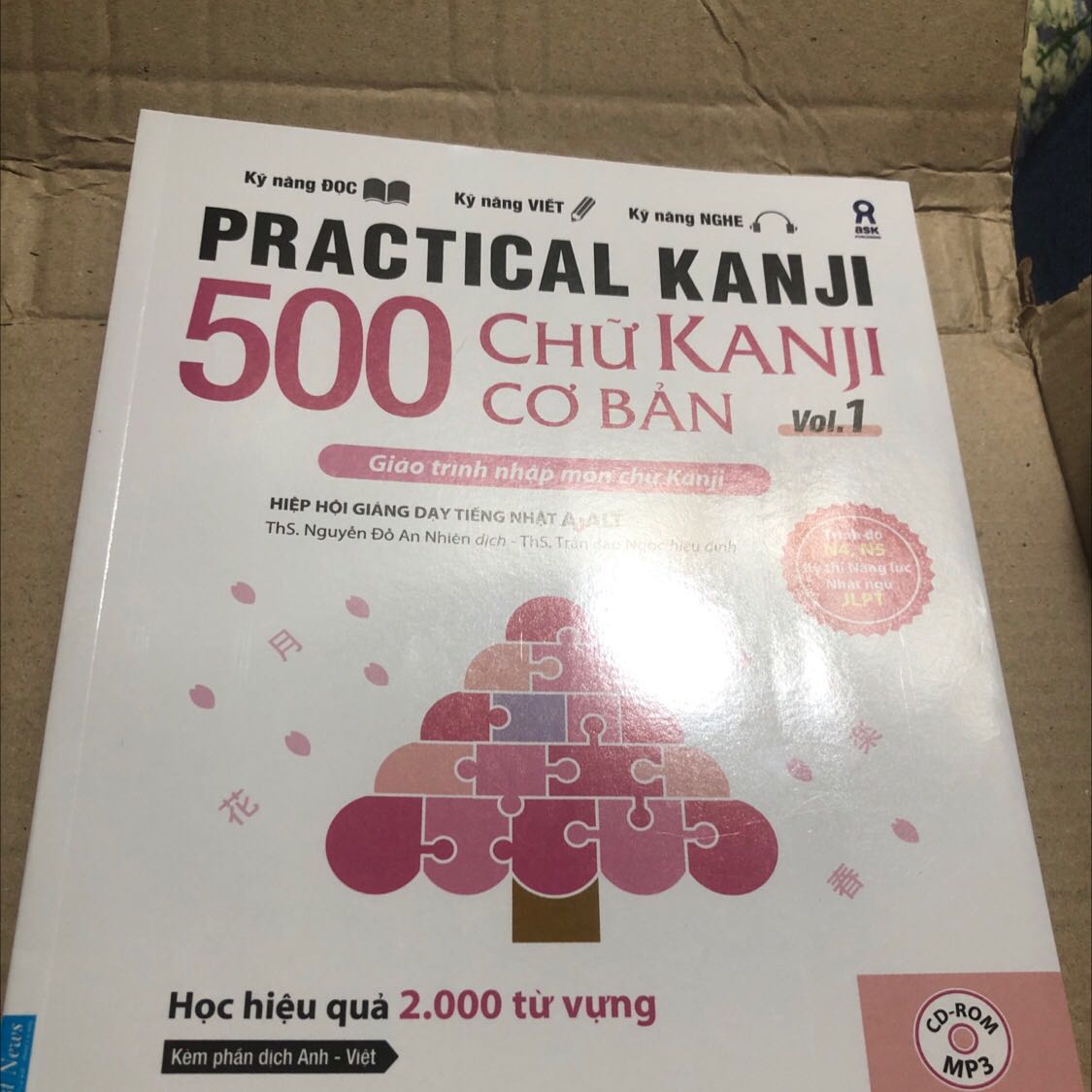 Giao đúng hẹn, sách ổn, chỉ có điều cuốn vol 2 hơi bung keo đằng sau nhưng đối với mình thì không phải lỗi quá đáng lắm. Săn sale nên giá rất ổn ❤️