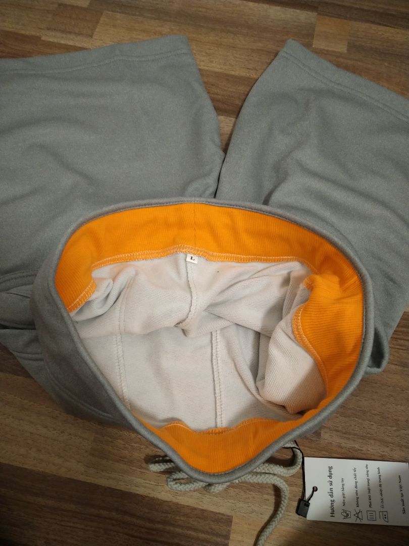 Vải bình thường, không dày, không mỏng, mặc mát, thoải mái.
Túi 2 bên không quá nông cũng k quá sâu, đựng vừa cái đt. 1 túi sau thì nông.
Lưng quần thun có độ co giãn không được tốt nhưng bù lại có dây cột.
Mình nhìn chung thấy vậy chứ mình mua cho bạn nam bận. Có gì sẽ cập nhật sau.