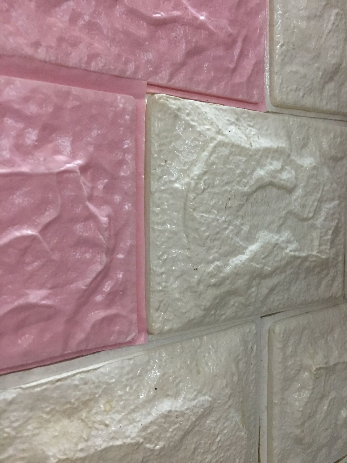 Sản phẩm giao đúng mẫu đúng màu. Sp (màu hồng) hơi mỏng hơn so với sp (màu trắng) mình mua ở ngoài nên khi mn dán thì canh đúng vị trí hãy dán cố định vì khi đã dán thì gỡ ra dễ bị rách. Tuy nhiên so với giá 85k/5 miếng thì quá rẻ. Giờ mình đặt thêm 3 combo (15 miếng) nữa để ủng hộ shop. Hy vọng shop sẽ giao đúng màu.