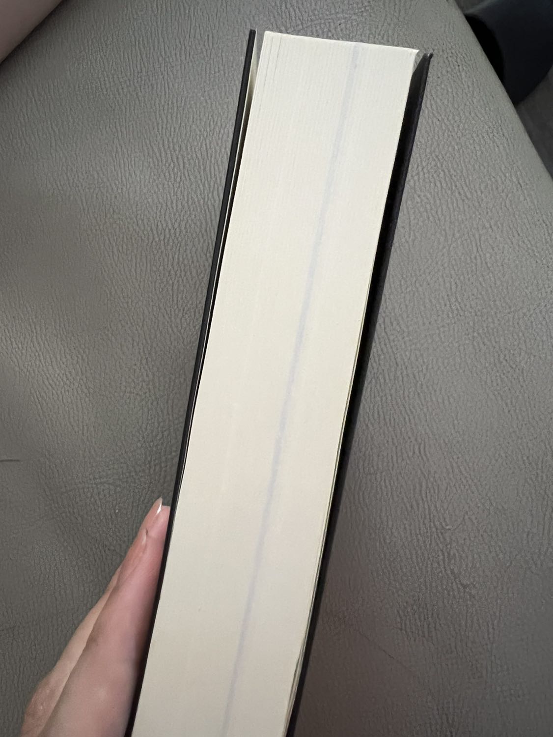 Giao hàng ko đóng gói, chống xóc chống nước gì cả chỉ bỏ vô hộp giấy r giao đi thôi nên góc sách cũng bị trầy lem nhem bị bụi nữa huhu