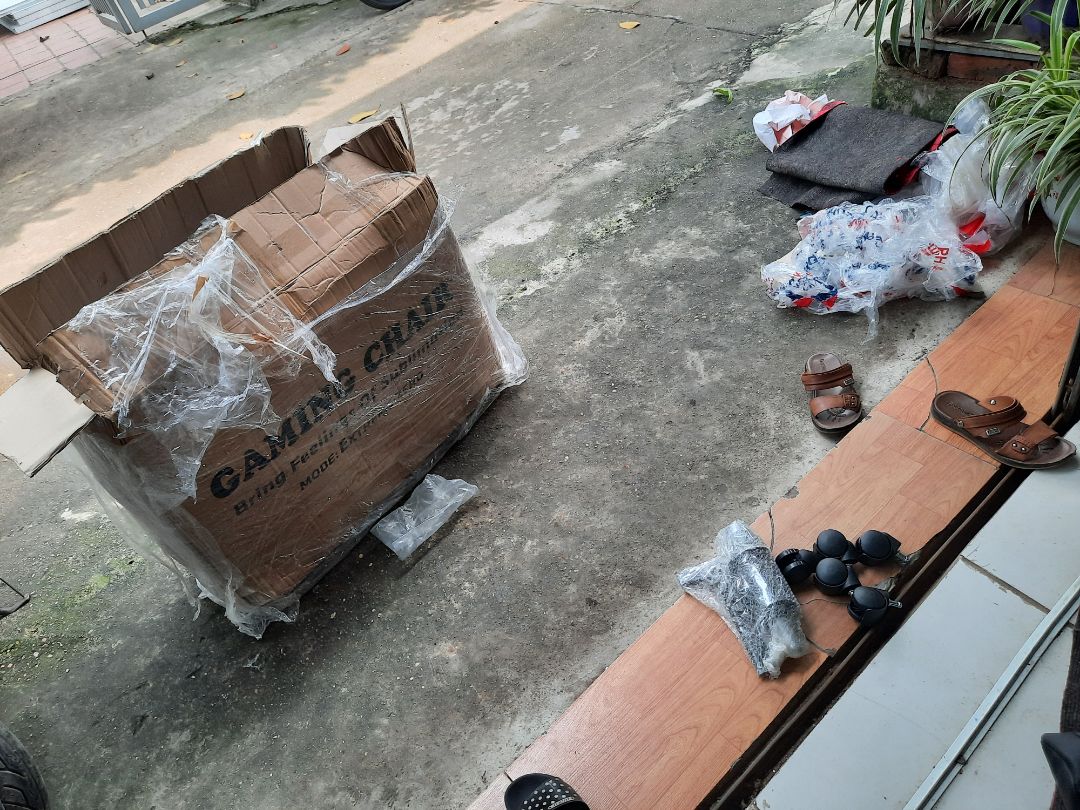 hộp rách nát, chân đế bám bụi có vết xước như hàng cũ. Chắc chắn sẽ ko mua lần 2 hộp rách nát, chân đế bám bụi có vết xước như hàng cũ. Chắc chắn sẽ ko mua lần 2