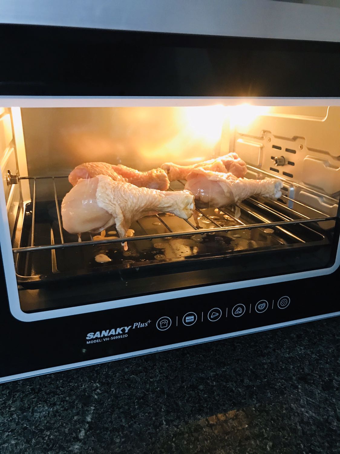 Hôm nay mình mới bỏ lò ra nướng thử m nướng 4c đùi gà nặng 1kg mà 80p rồi chưa chín dc kĩ :(( k hiểu lò có bị sao ko , m nướng ở nhiệt độ 180-230 độ , đọc thấy m.n bảo lò bị chênh nhiệt độ thấp hơn 15-20 độ nên m để toàn 2*** độ đề nướng , đợi 1 vài hôm nữa nướng thêm thử bánh và các thịt khác xem sao 😓😓