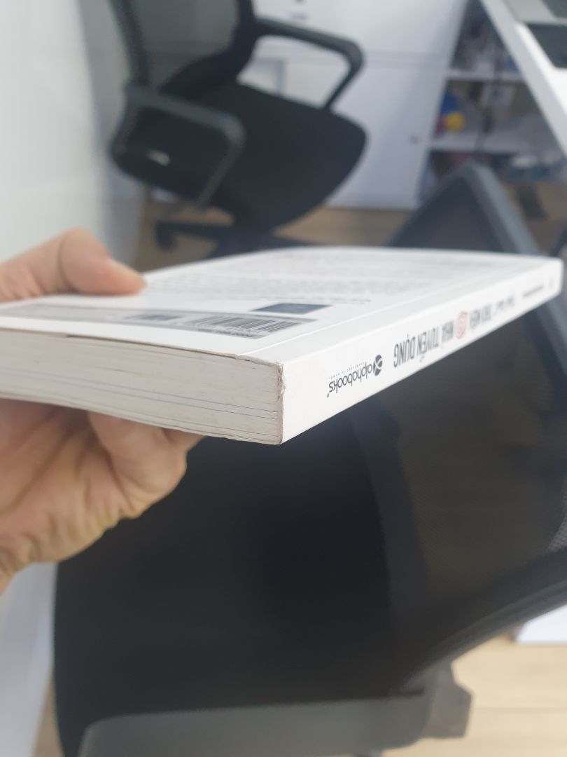 Nội dung khá hay cho ai đang tìm nghề nghiệp dưa trên điểm mạnh và tính cách bản thân .
Điểm trừ là sách Fahasa dơ bìa , góc bị trầy xước khá bẩn