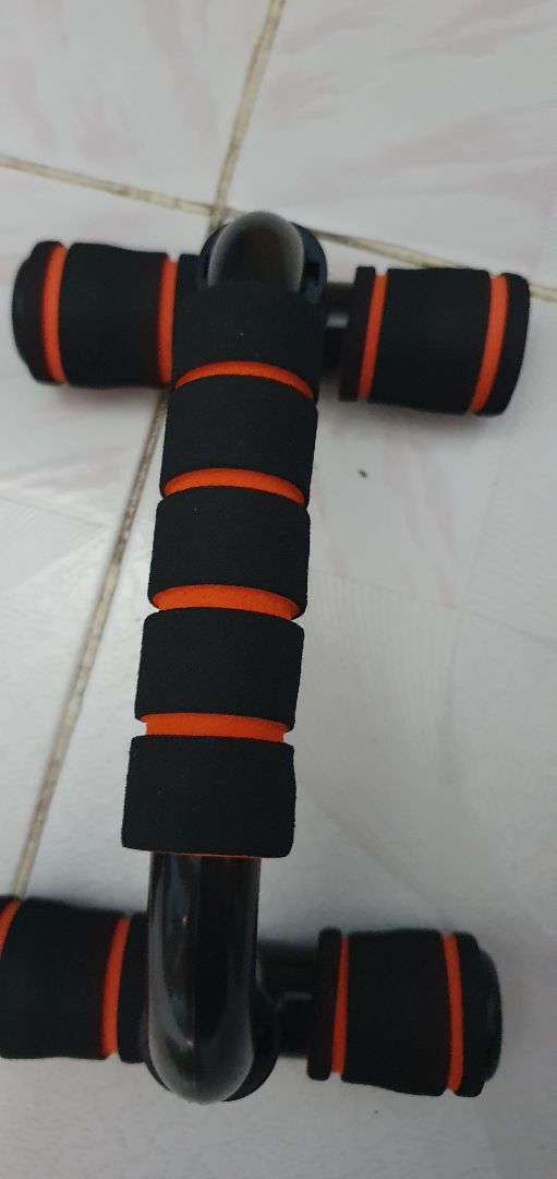 tạm ổn mặc dù bằng nhựa, lắp khí với nhau đảm bảo chắc chắn không vấn đề khi chống đẩy. 80kg trở lên lên mua loại sắt