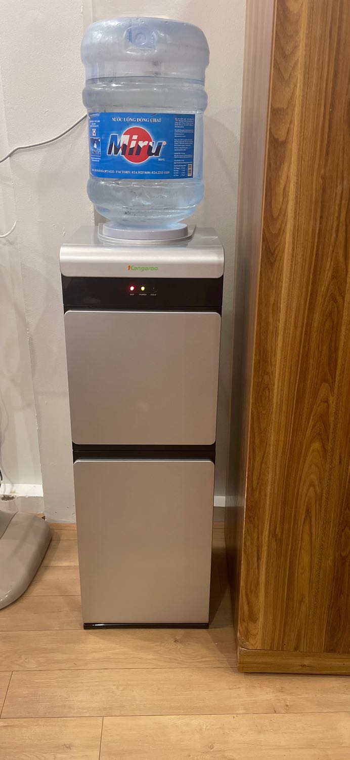 Hiện tại thì mình thấy máy dùng ổn, thích nhất là có ngăn mát để đựng được thêm đồ vào vì phòng mình tầng 2 đỡ phải chạy xuống tủ lạnh dưới nhà. Lắp đặt dễ dàng, không thấy kêu ồn gì nhé! 

Nếu bạn nào thích loại cây nước nóng lạnh đa năng mình nghĩ có thể thử dòng này nha!! Mong là máy sẽ dùng ổn lâu dài :Đ
