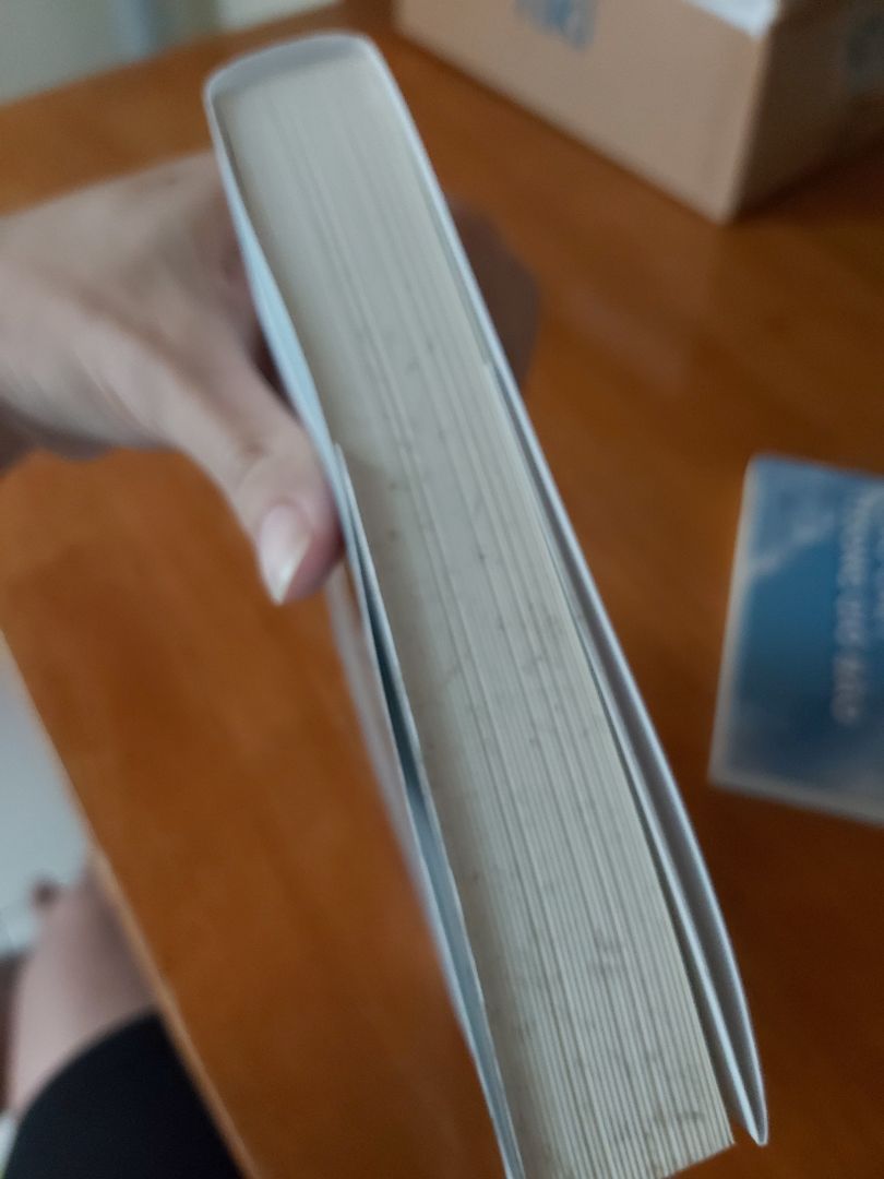 Thật sự là sách y như sách cũ vậy . Thâm lốm đốm. Gốc còn bị xỉn màu. Mình thật sư rất bực mình. Mình đặt 6 cuốn mà hết 3 cuốn bẩn và móp méo . Mong tiki xử lí sớm cho mình. Mình cảm ơn