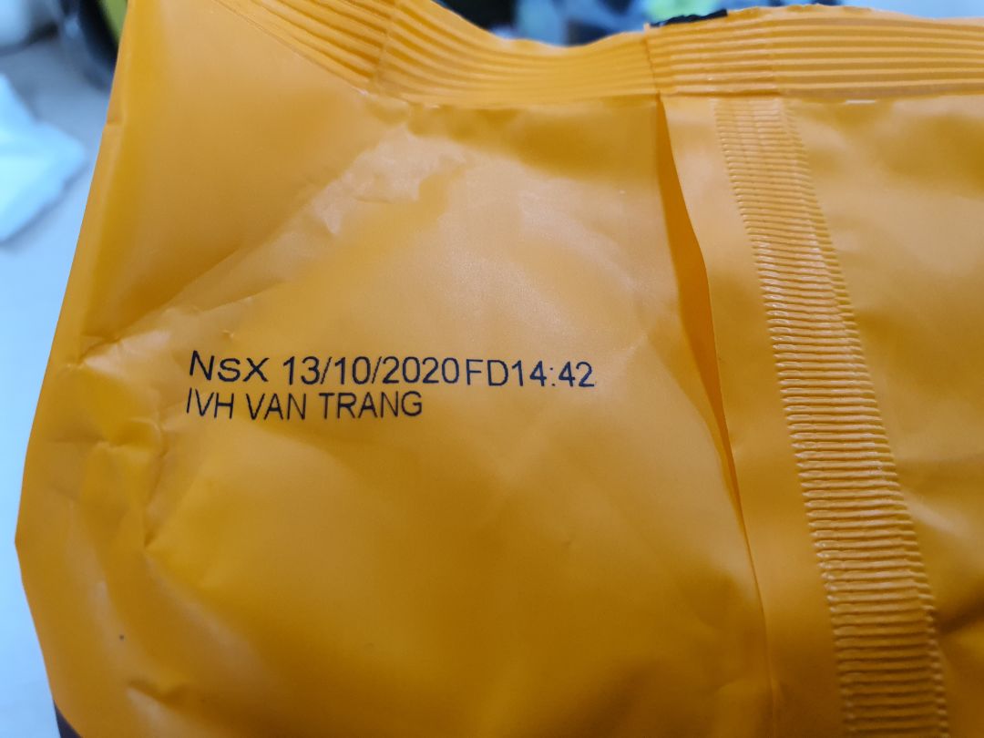 Shop chuẩn bị và giao hàng nhanh, đặt chiều hôm qua sáng nay hàng đã đến luôn. Gói khăn thiết kế bắt mắt, ngộ nghĩnh, giá thành hợp lý, date còn khá mới. Loại này dùng rất thích, độ ướt vừa phải, shop giao loại không có mùi còn trước mình mua ở siêu thị loại hương nhẹ nên mùi cũng rất nhẹ nhàng không bị gắt. Hơi buồn xíu là mình lấy 2 set (10 bịch) mà shop giao cùng 1 mẫu hết.