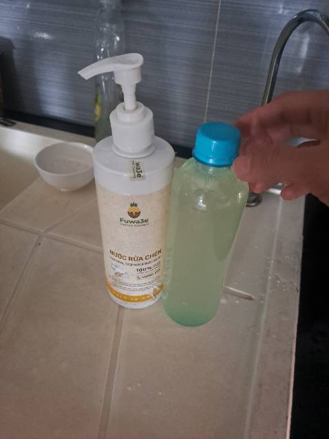 Mình mua chai nguyên rồi nên mua loại refill về đổ vào để dùng. vừa tiết kiệm chai nhựa vừa kinh tế hơn.
Nước rửa chén này thì rất ok hương thơm tự nhiên rửa sạch.
Shop thì giao hàng nhanh. Nói chung là tuyệt vời 5 sao