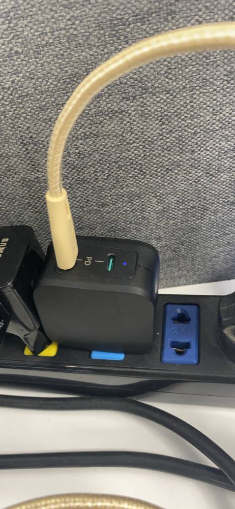 Chất lượng build ổn. Cứng cáp. Nhỏ gon phù hợp cho việc di chuyển