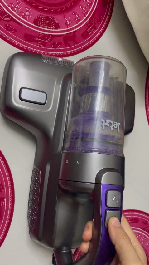 Máy rất tệ, dịch vụ chăm khách hàng tệ hơn chữ tệ, mình mua về máy hút bụi mạnh nhưng xài chưa tới 10 phút, hút chưa hết cái giường máy không hoạt động, cho nghỉ 10 phút-20 phút vẫn ko hoạt động lại. Mình tưởng do máy đó lỗi nên nhắn đổi 1 máy khác, về *** có chạy nên mình yên tâm đi dụ lịch Tết, mình đi 9 ngày về, xong bận sắp xếp vuệc và đi biếu quà, mấy ngày sau mới xài máy bị y như cũ ko xài  dc, quá bực mình trả máy. Bên Tiki thu hồi máy mình hôm 10/2/2025 tới nay ko ai hoàn tiền cũng không một lời giải thích. Nhắn Tiki care báo lỗi, gửi *** không phản hồi.  Đầu năm đầu tháng mình cũng ko muốn đánh giá tệ ai nhưng Tiki xử lý quá lâu, mất niềm tin khách hàng.